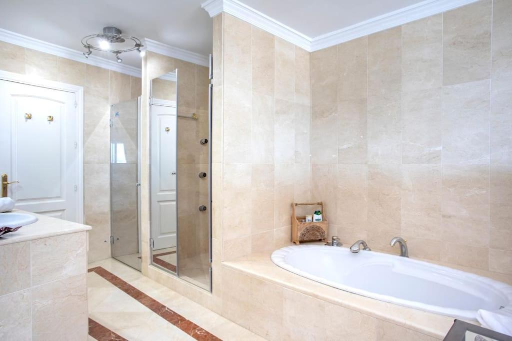 Estepona Luxury Seafront Penthouse With Parking Exterior foto